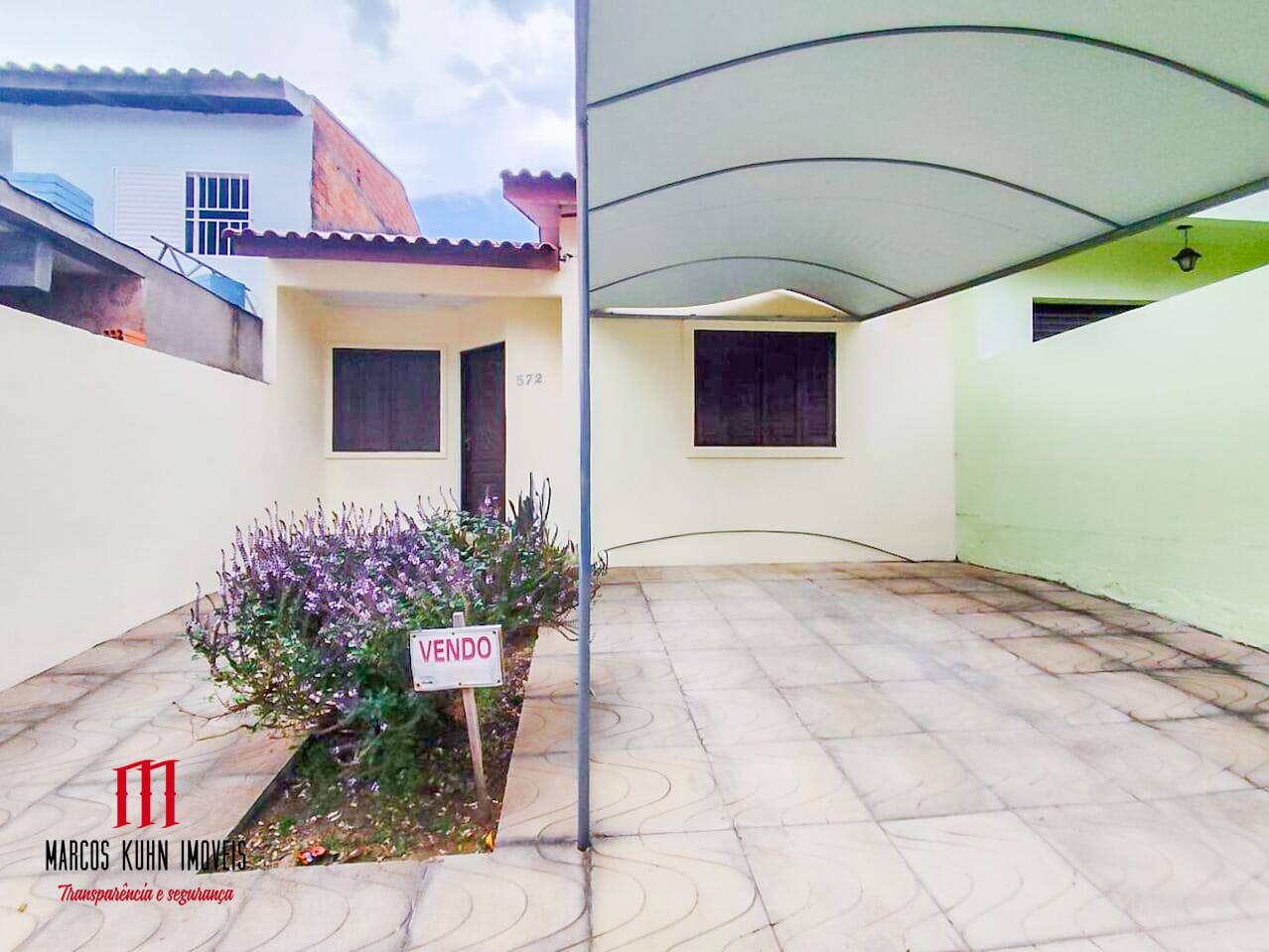 Casa Completa com 2 Dormitórios e 2 Vagas – Pronta para Financiar!